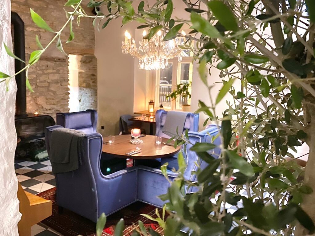 Kaminasaal siniste tugitoolidega Koda Kohvik oliivipuu lühter hubane restoran
